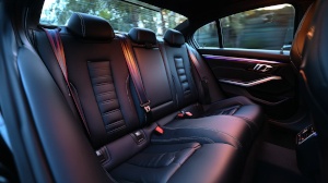 Intérieur voiture avec banquette arrière design et confortable