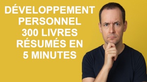 300 livres de développement personnel résumés en 5 minutes Un homme concentré lisant, entouré de piles de livres avec une lumière chaleureuse, illustrant le résumé visuel de centaines de livres de développement personnel.