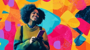 Google Discover : un outil pensé pour les utilisateurs sur smartphone Une femme consultant son smartphone pour lire des articles proposés par Google Discover