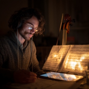 Musicien préparant ses partitions numériques sur une liseuse e-ink grand format