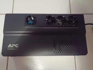 Installation de l’onduleur APC Easy UPS Onduleur APC Easy UPS déballé, prêt à être installé dans un espace de travail