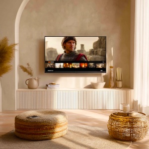 Vidéo sous-titrée diffusée sur grand écran dans un salon minimaliste Sous-titres SRT affichés sur une vidéo projetée dans un salon moderne